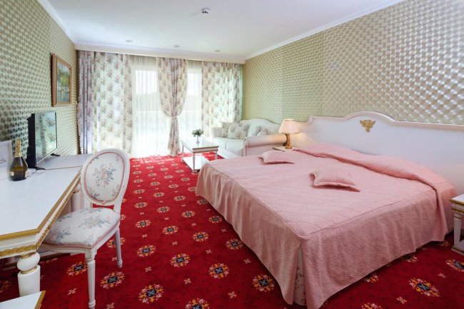 PLANETA HOTEL & AQUAPARK 5*279 euro 